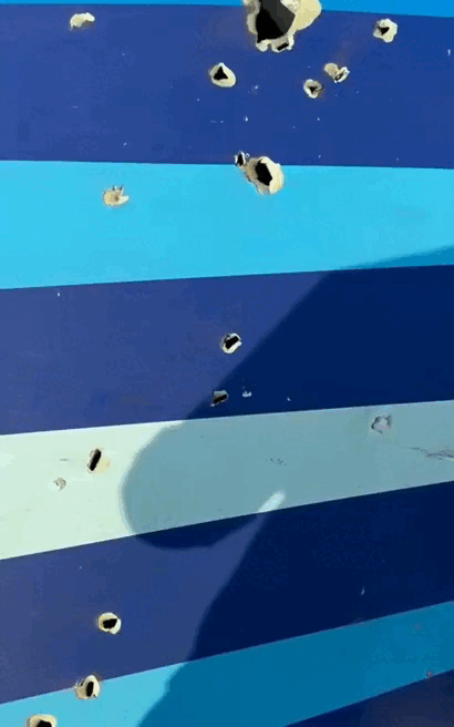    В кадре отверстия, которые очень похожи на следы обстрела или же поражения в результате взрыва. Надо сказать, что взрыв на борту действительно произошёл. Но если верить предварительной версии, речь не идёт о теракте. В самолёте взорвался баллон с кислородом после того, как в двигатель попала птица. Люди на борту уже после этого взрыва начали терять сознание. Так что выжили пассажиры и одна из стюардесс просто чудом.