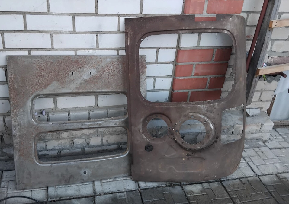 Новые кузовные панели паз-672. Передняя левая и облицовка моторного люка.