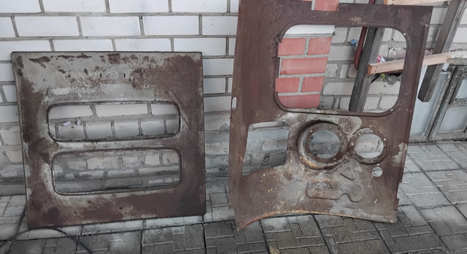 Новые кузовные панели паз-672. Передняя левая и облицовка моторного люка.