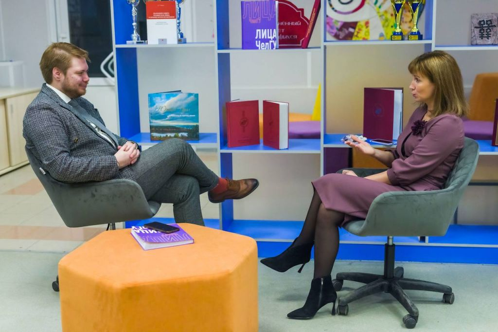 Анна Таскаева беседует с Матвеем Зайковским в молодёжном пространстве ЧелГУ. Фото Дмитрия Куткина («Вечерний Челябинск»)