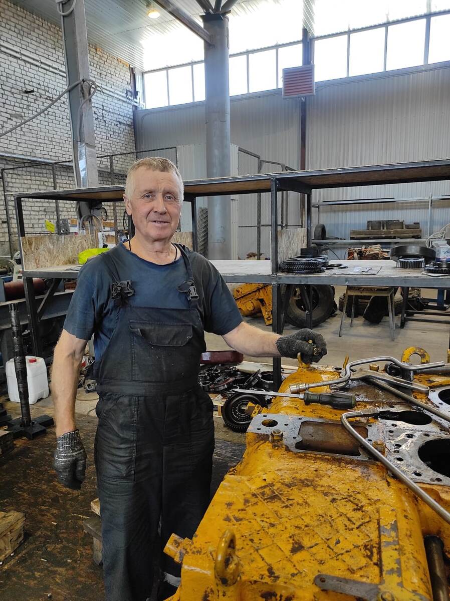 Дядя Саша - наш самый опытный сотрудник. Передает опыт молодым. 