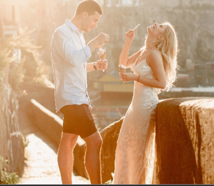 Любовь - это сладкий сон. Отношения - безграничная романтика, забота, уважение. 