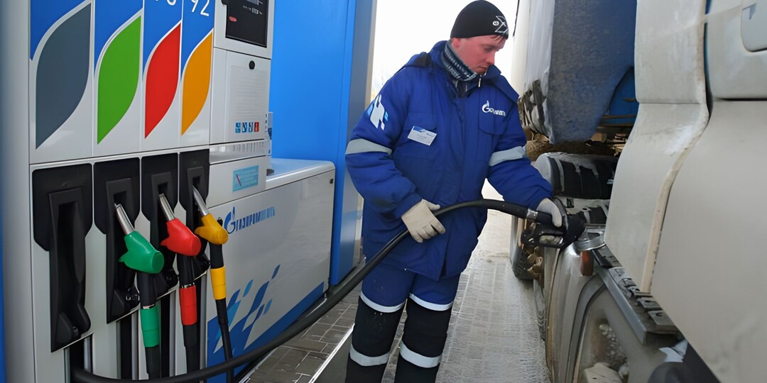 «Почему я никогда не заправляю бак на 500 рублей»: Автозаправщик рассказал о привычках, которые помогают ему экономить