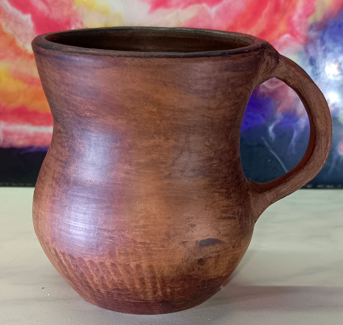 Кумочка — это небольшая кринка со специальной ручкой. 