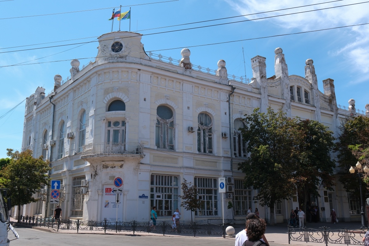 В здании райадминистрации Ейска до революции находился Городской общественный банк. Фото: Михаил Ступин