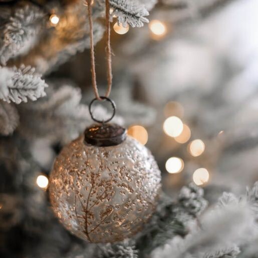 Золотой шар с морозными узорами на заснеженной искусственной елке от AzaliaNow Катя Невская  📷
