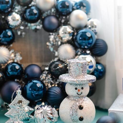 Новогодний сине-белый венок и снеговик от AzaliaNow Катя Невская  📷
