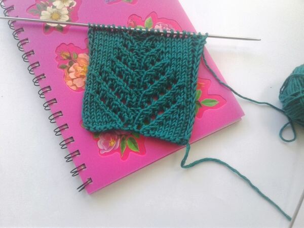 На образце свяан рагмент узора