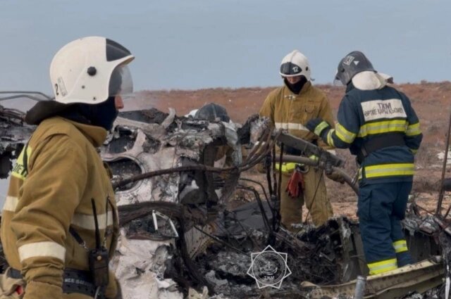    Самолёт ударился о землю, развалился на части и загорелся. Фото: МЧС Казахстана