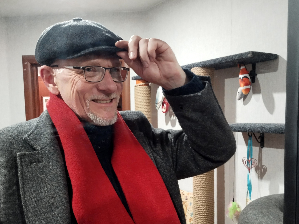 Очки выбрал тоже полосатые, как и рубашку. :)