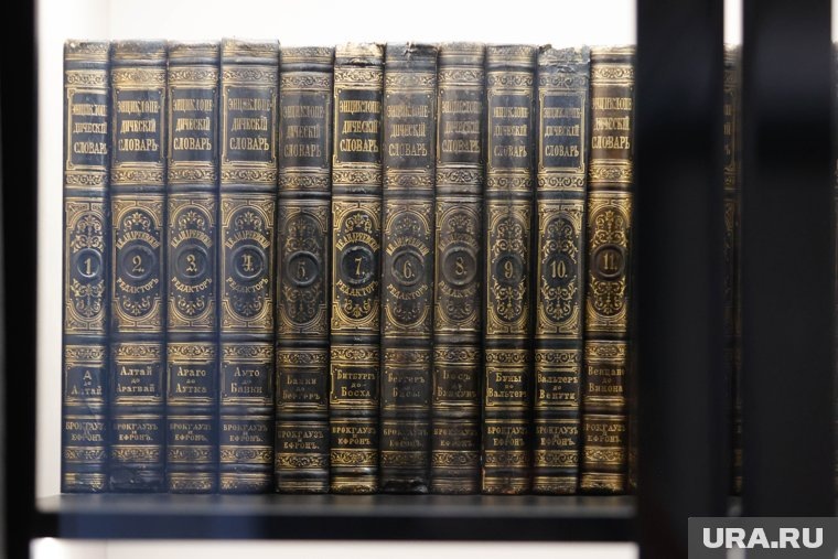 В библиотеке сенатора Муратова есть энциклопедический словарь, как у президента Путина
Фото: Екатерина Сычкова © URA.RU