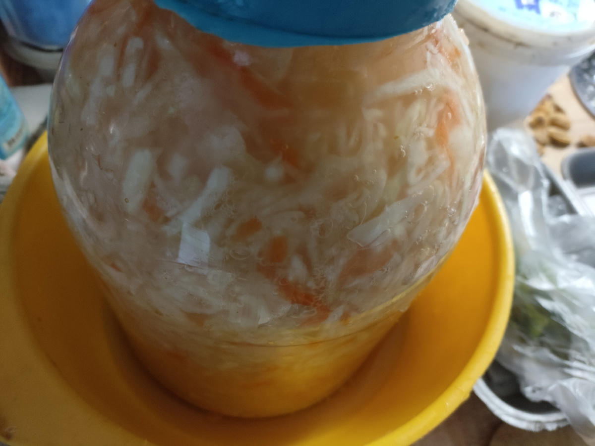 Квасится. Я вокруг нее, как кот вокруг сметаны ))) Только завтра к вечеру готова будет...