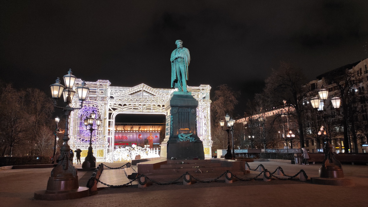 Памятник Пушкину на фоне новогодней иллюминации. Фото: Кирилл Полиенко/Polienko: путешествуем вдвоём