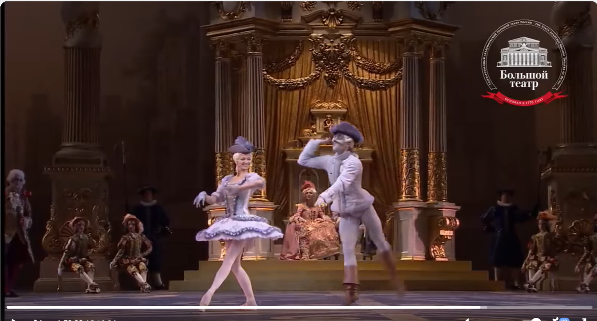 скриншот с видео из балета "Спящая красавица". Белая кошка со своим котом.