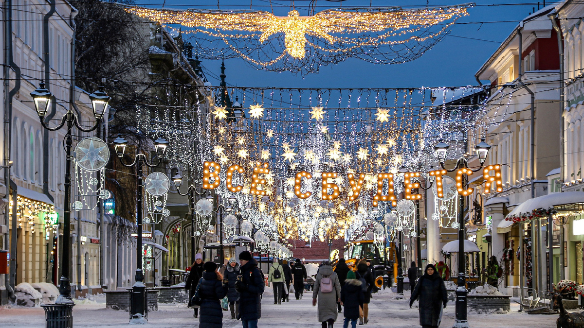 На фотографии Покровка, она же ул. Большая Покровская. Здесь очень много красивых домов и вкусных заведений. Прогуляйтесь обязательно! 