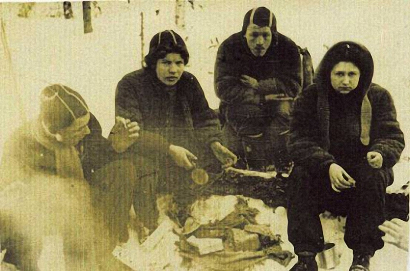 Фото 1. Группа Шумкова в начале февраля 1959 года перед восхождением на гору Чистоп. Слева направо: Анатолий Шумков, Фая Абрамова, Михаил Владимиров, Светлана Шметтер.