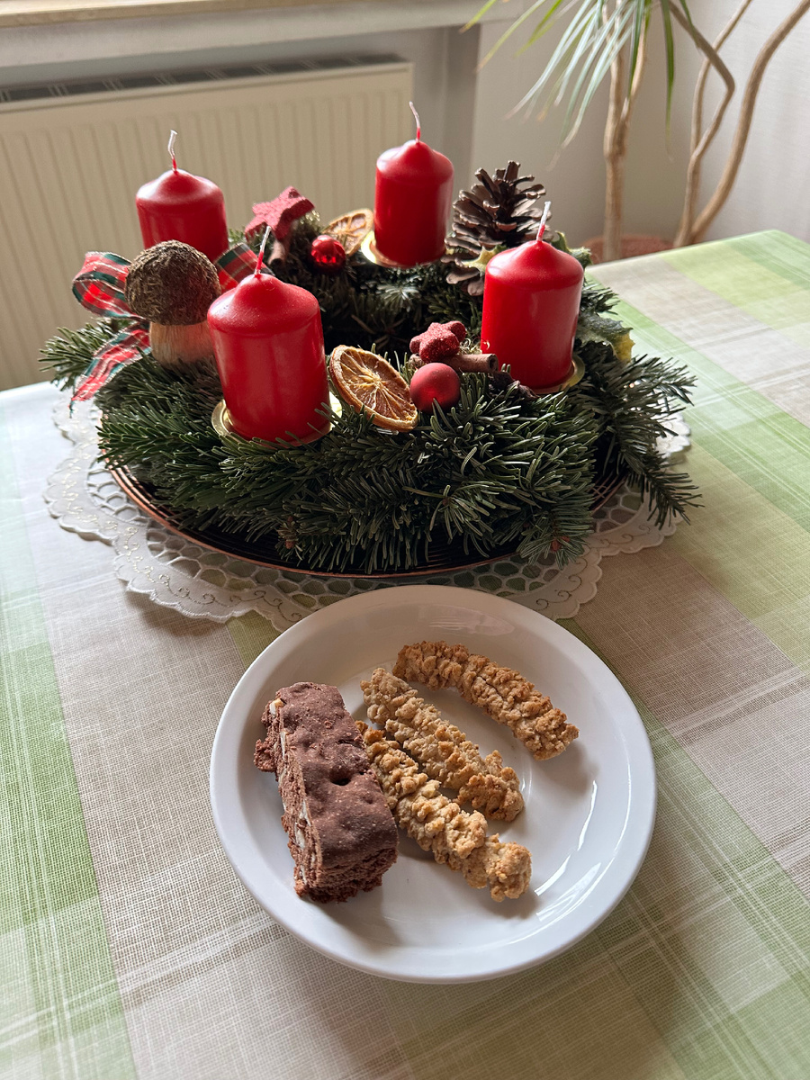 Уже второе Рождество отмечаю в Германии, где нас всегда встречают домашними печеньем и пирогом😊