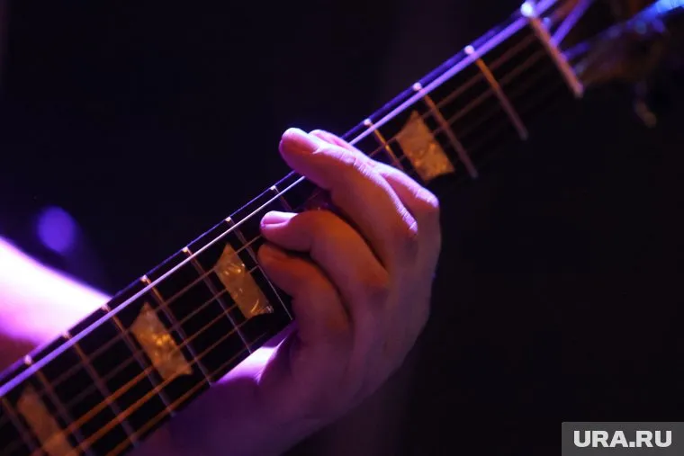 Глава Ямальского района Кугаевский известен в том числе как гитарист и певец
Фото: Екатерина Сычкова © URA.RU