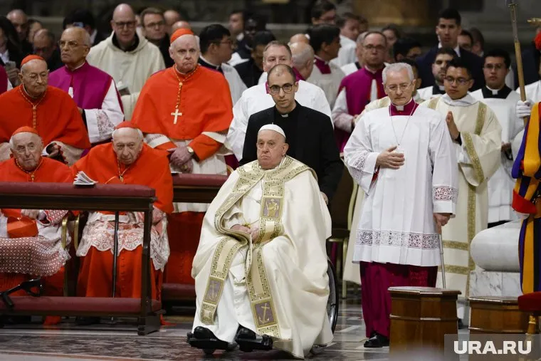 Папа Римский Франциск провел рождественскую мессу в соборе Святого Петра в Ватикане
Фото: FABIO FRUSTACI/EPA/TASS
