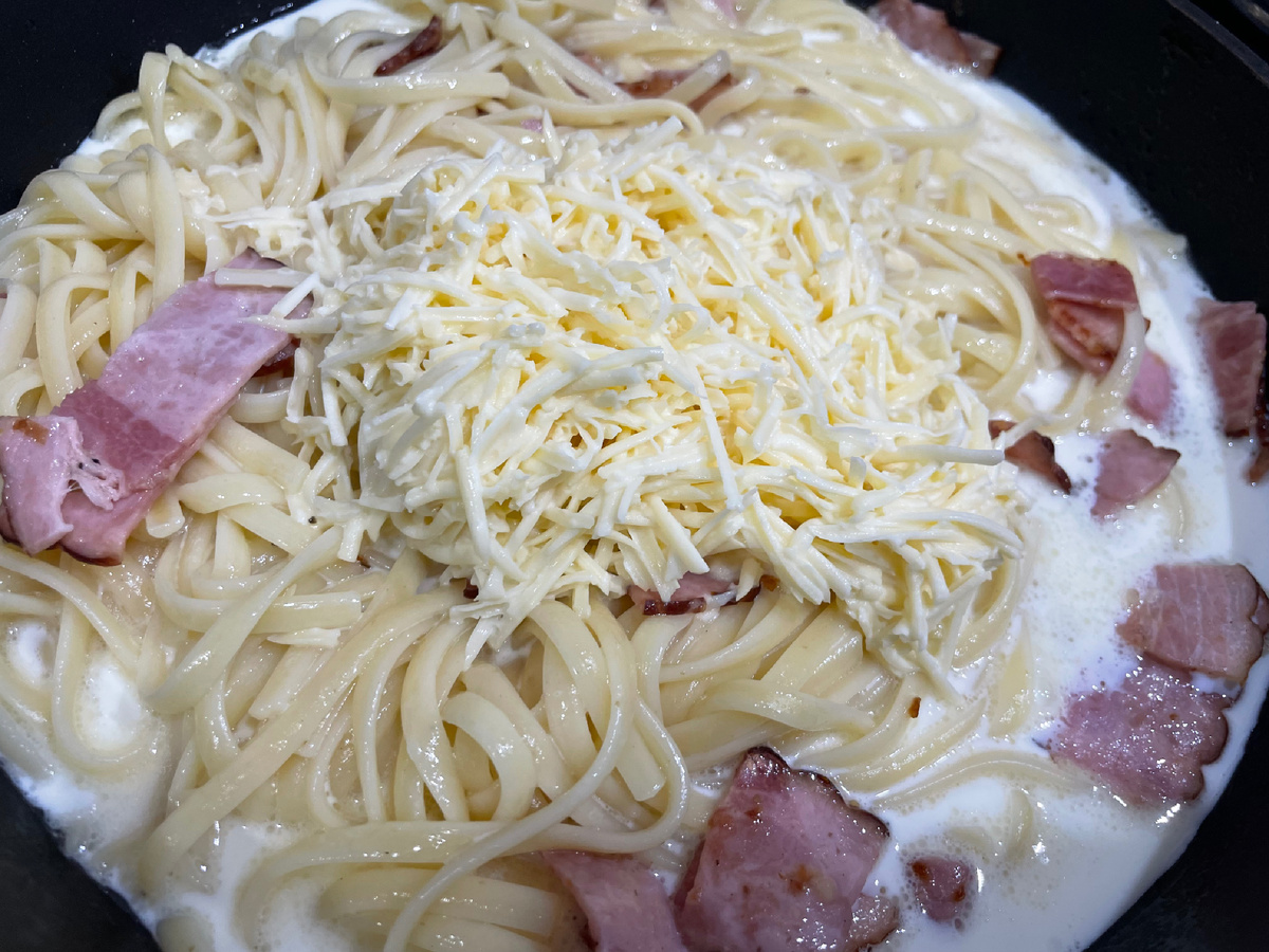 В процессе приготовления карбонары.