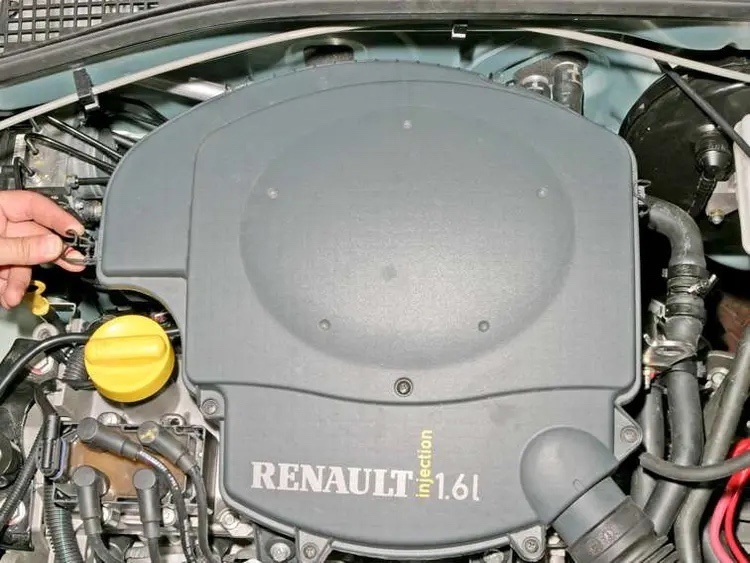 Открутите винты крепления крышки корпуса воздушного фильтра