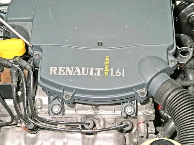 Открутите винты крепления крышки корпуса воздушного фильтра