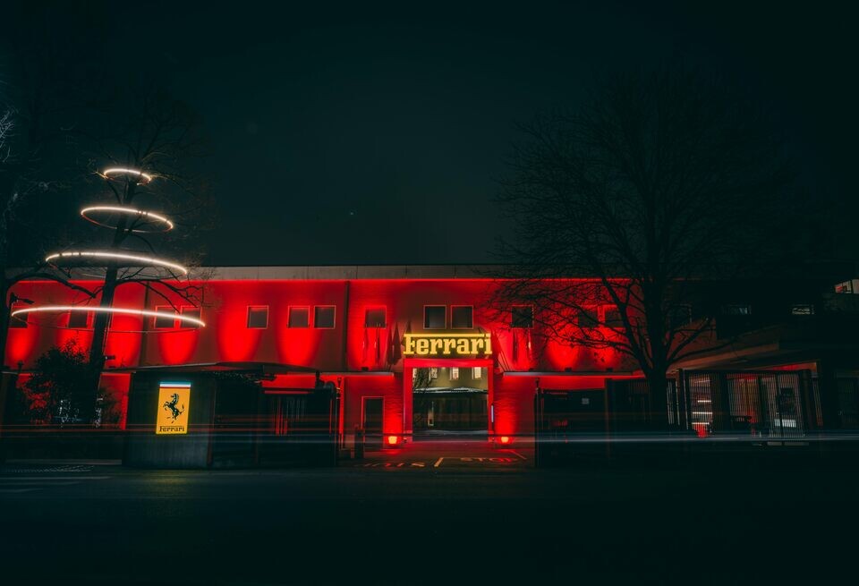    Гонщики и команды Формулы 1 празднуют РождествоFerrari