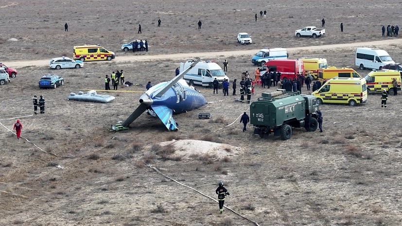 Человек ест чипсы. Человек с пачкой чипсов. Чипсы. Парень ест чипсы. Аршавин лейс.