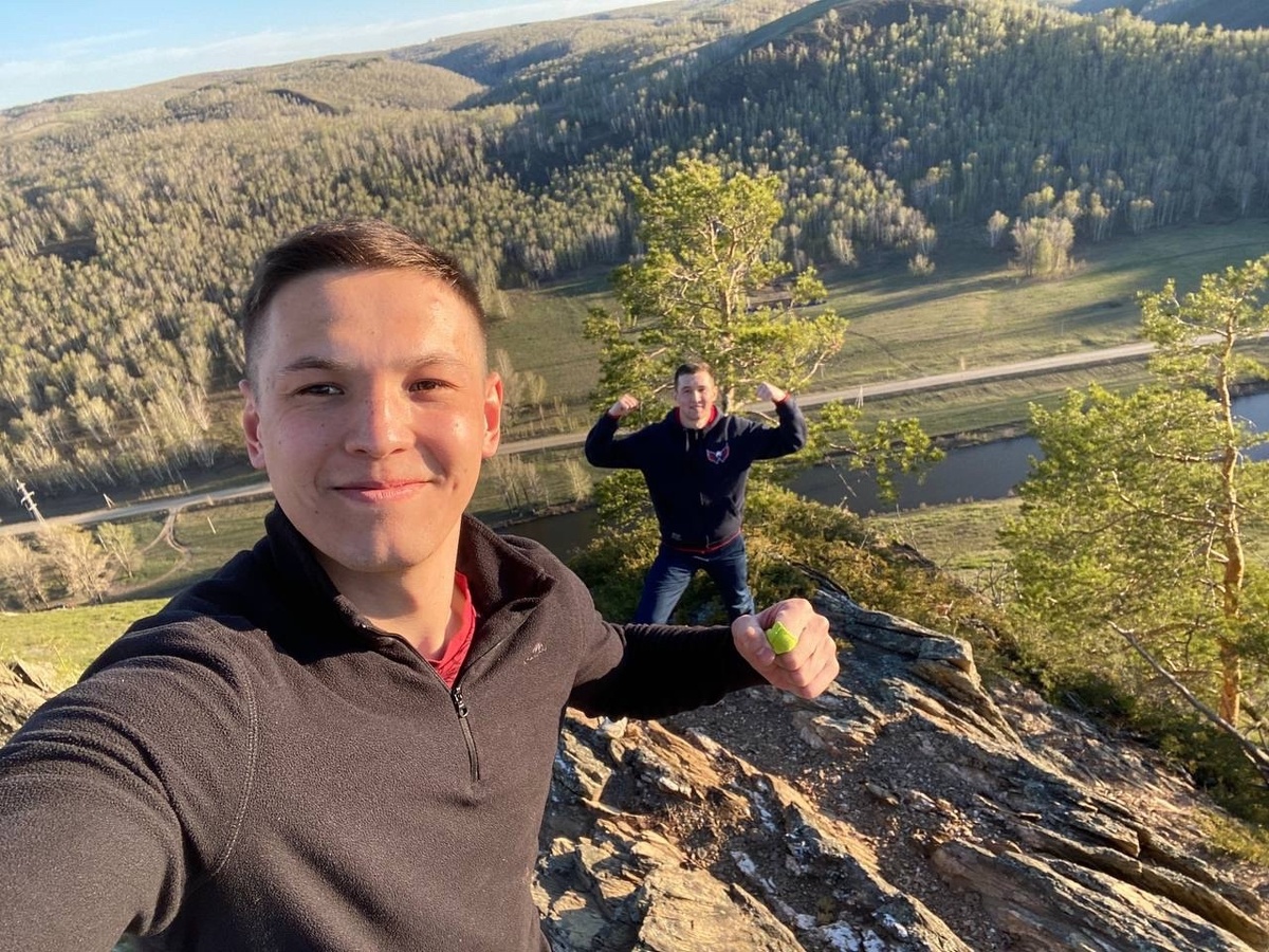 На фото Мурадым с братом