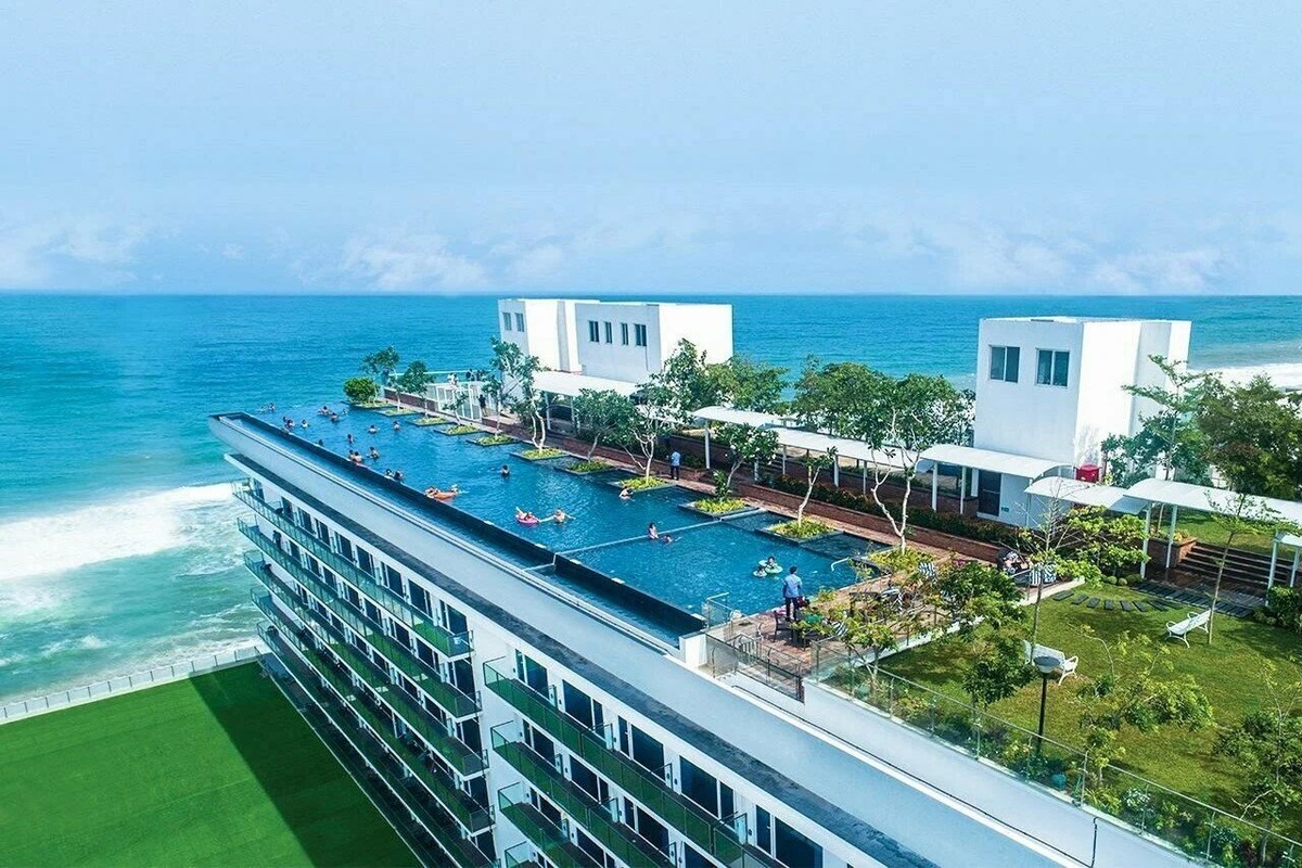 Около бассейна на крыше работает бар с напитками и закусками. Фото: Marino Beach Colombo / Яндекс Путешествия