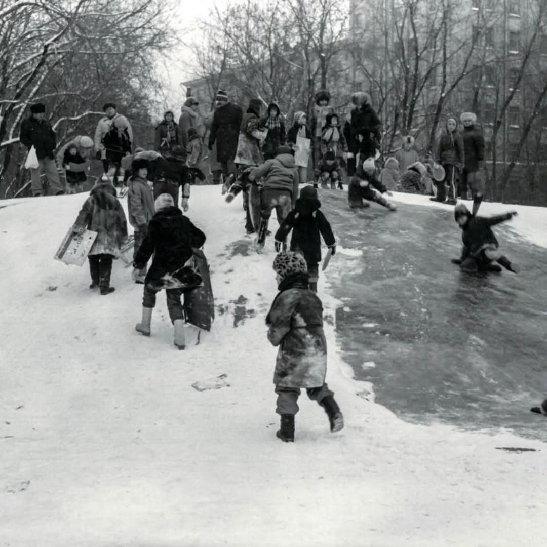 На ледяной горке в сквере Космонавта Волкова. 1992 г. Автор В. Мариньо.
1992
На ледяной горке в сквере Космонавта Волкова
1992
На ледяной горке в сквере Космонавта Волкова
1992
На ледяной горке в сквере Космонавта Волкова
1992
