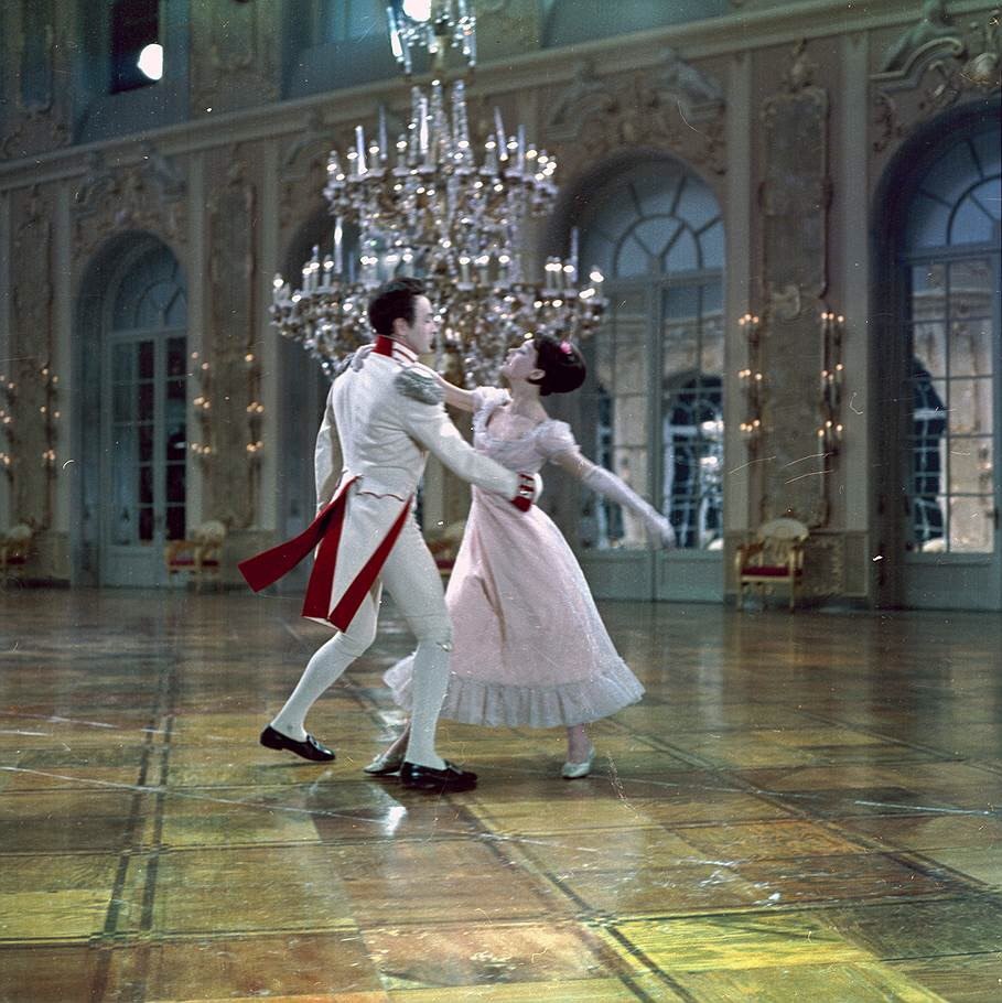 Наташа Ростова и Андрей Болконский на балу, русская экранизация.