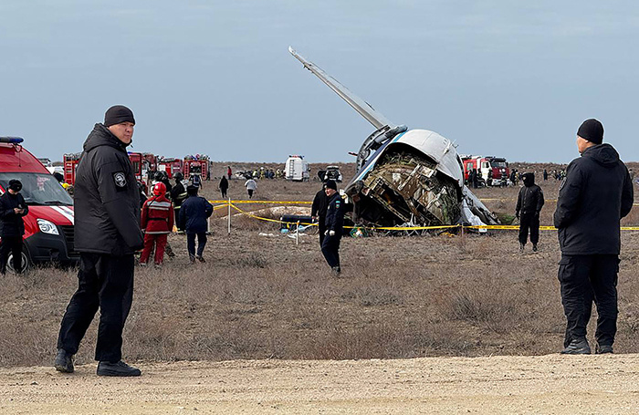    Обломки пассажирского самолета Azerbaijan Airlines, выполнявшего рейс Баку — Грозный и потерпевшего крушение под Актау.Иса Таженбаев/ТАСС