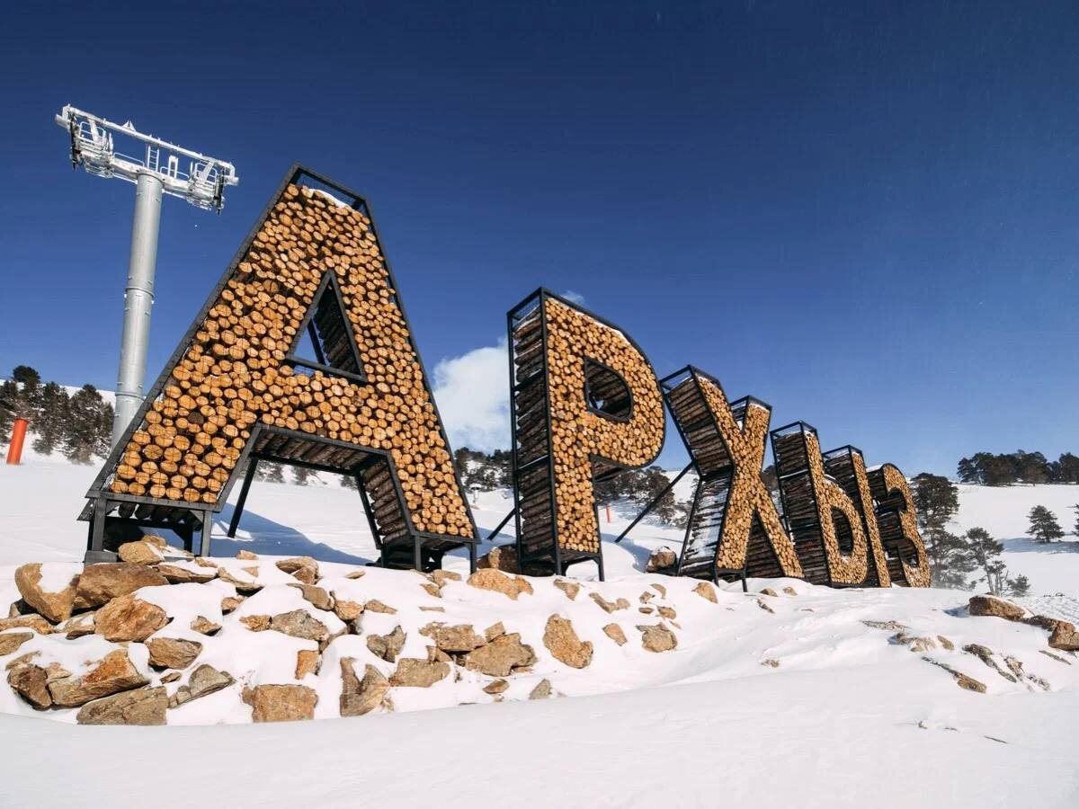 Архы́з-село в Зеленчукском районе Карачаево-Черкесской Республики. Административный центр Архызского сельского поселения. Находится в бассейне реки Большой Зеленчук.

В районе Архыза расположены несколько вершин, популярных у альпинистов. Восхождения на эти вершины классифицируются как вторая и третья категории сложности[2].

«Горный район Архыз» включает верхнюю часть (верховья) ущелья Большого Зеленчука и его притоков, включая посёлки Архыз и Нижний Архыз. Посёлок расположен на дне большой котловины, на речной террасе на высоте 1450-1500 м над уровнем моря.