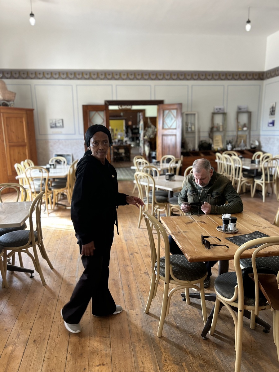 Муж изучает меню) просто яйца, бекон и очень вкусный кофе 