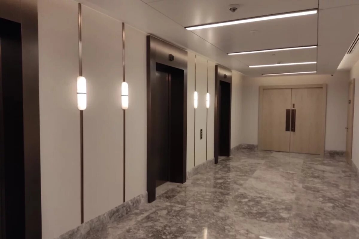    «У него здесь три этажа квартир».