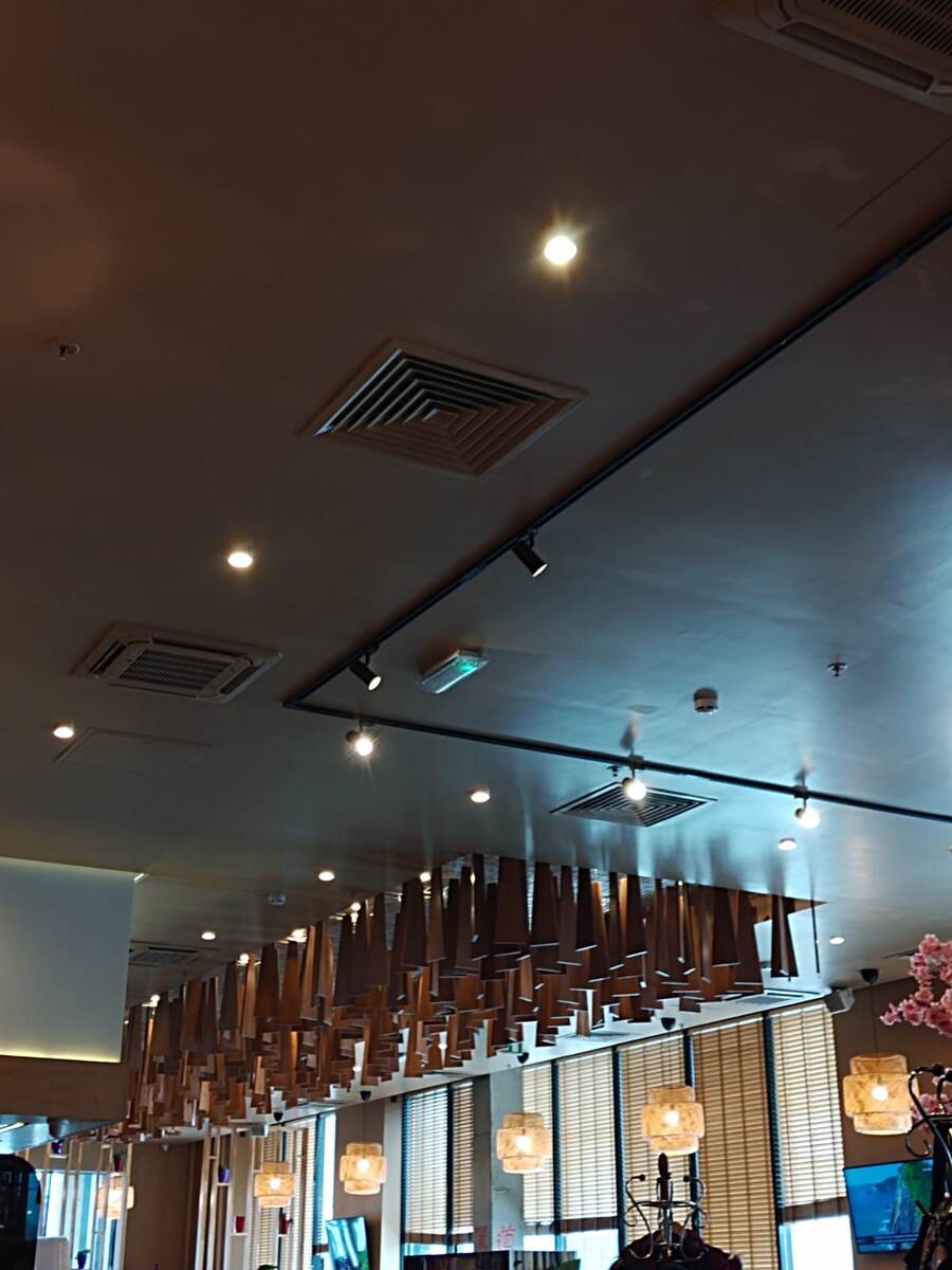 Декор потолка в Якитории.