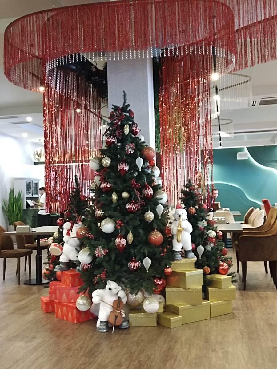 Ноябрь, но елка уже стоит.