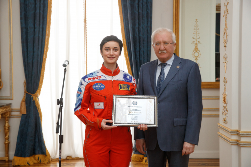 На церемонии награждения Виктории Кириченко, представлявшей Космическую Нацию в экипаже эксперимента SIRIUS-21. Июль 2022 года
