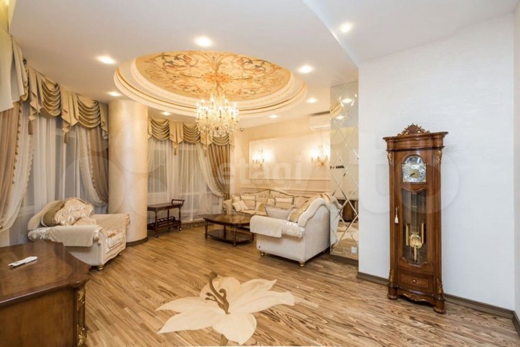 В квартире сделан дизайнерский ремонт
Фото: сайт «Авито» (https://www.avito.ru/surgut/kvartiry/5-k._kvartira_404_m_2626_et._4396871901?context=H4sIAAAAAAAA_wEfAOD_YToxOntzOjEzOiJsb2NhbFByaW9yaXR5IjtiOjE7fTx01WUfAAAA)