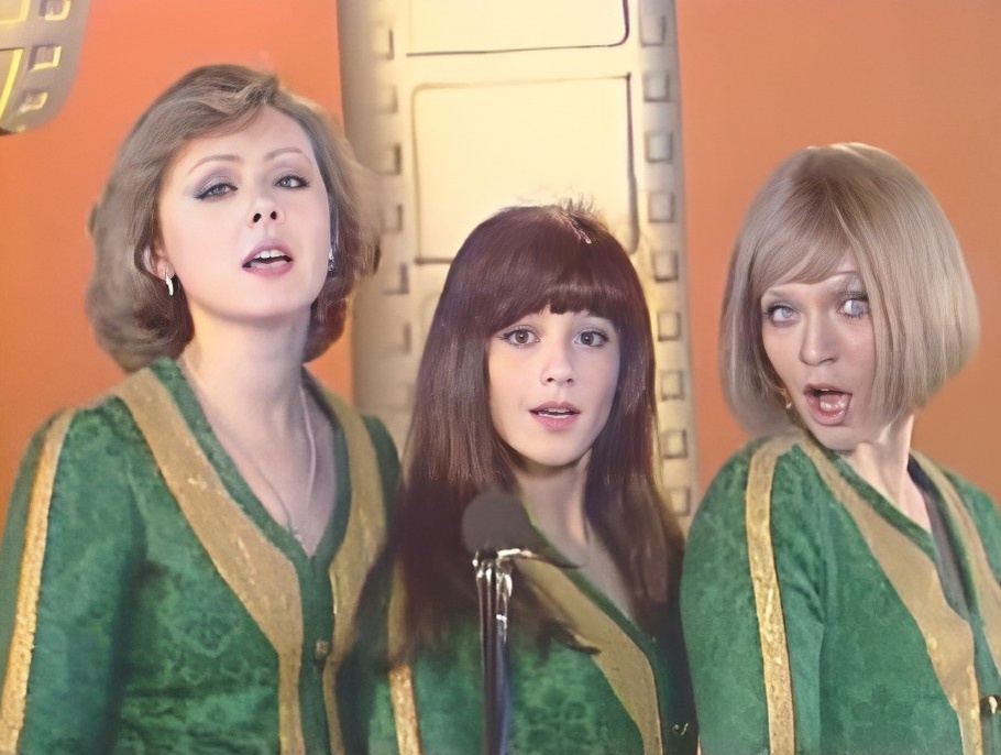 Исполнительницы песни "Полосатая жизнь." 