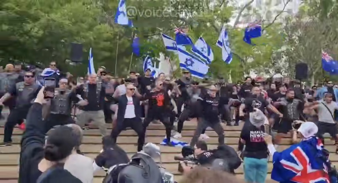 Скриншот из видео, где маори танцуют «Хаку» в поддержку Израиля