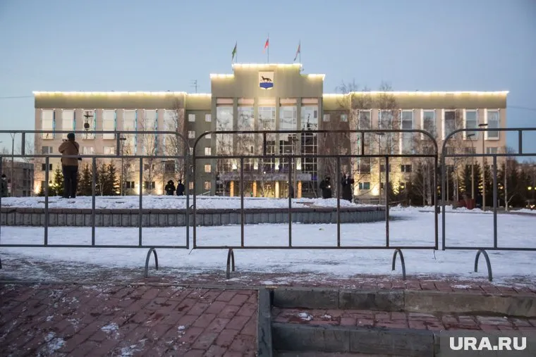 Чиновники мэрии Сургута больше полугода не могут попасть в кабинеты через парадное крыльцо из-за ремонта
Фото: Александр Кулаковский © URA.RU