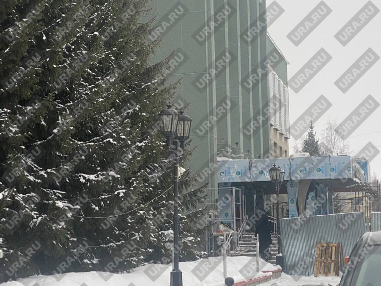 Крыльцо должны были сдать еще в конце августа, но к концу декабря реконструкция все еще продолжается
Фото: читатель URA.RU