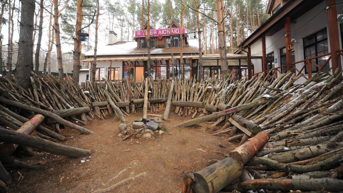    «Лобное место» телепроекта «Дом-2», на котором участники решали, кто останется в реалити-шоу, а кто его покинет / Фото: Митя Алешковский / ТАСС