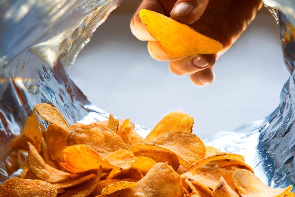    Пакеты с чипсами заполняют не воздухом, а азотом. Источник: the-warsaw.com