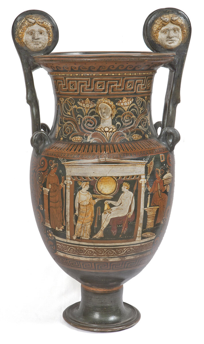 Апулийский кратер — это особый тип древнегреческой керамики, которая производилась в Апулии (регион на юге Италии) в IV–III веках до н. э.