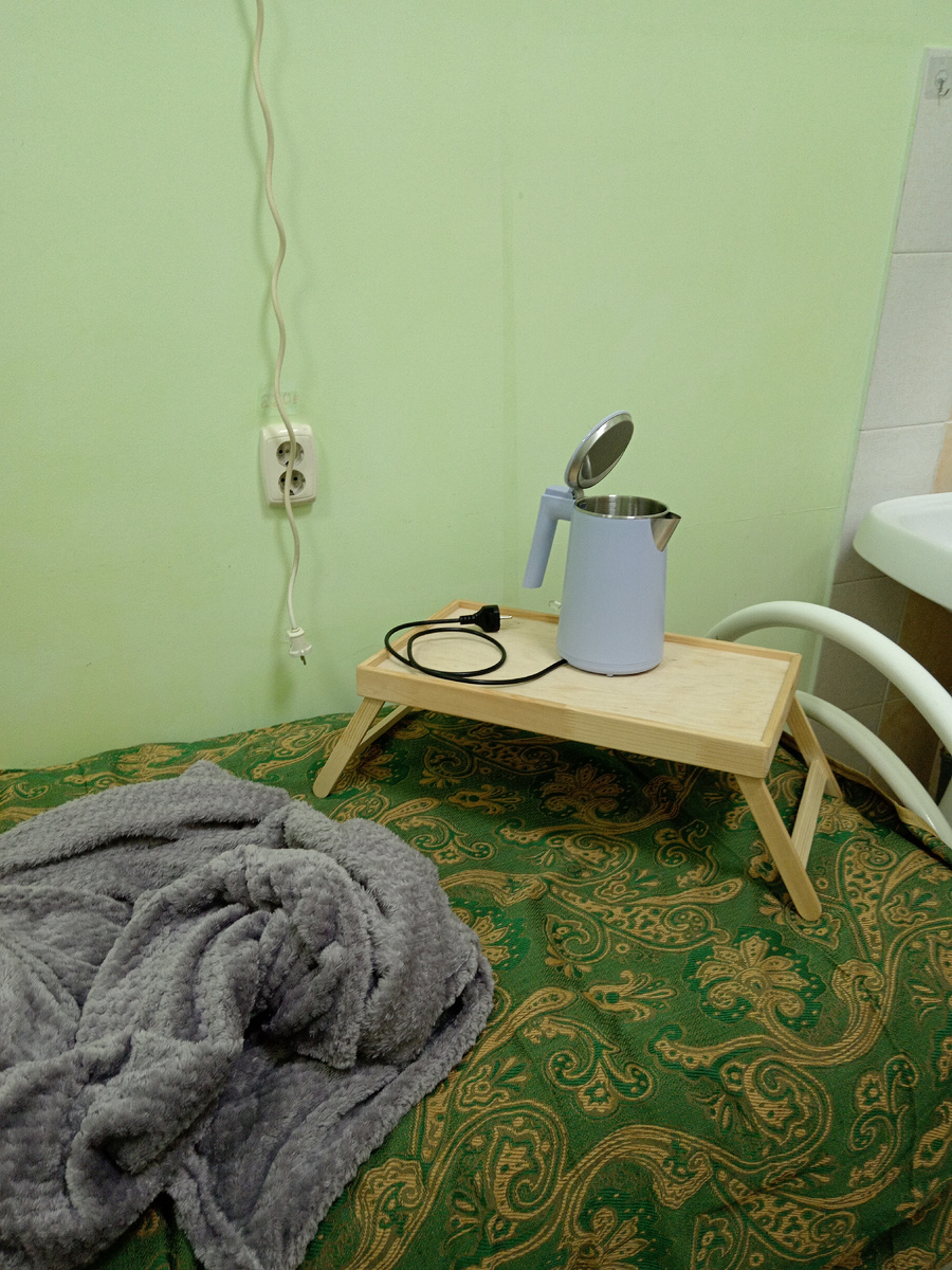 Да, чайник новый. Потому что предыдущий был пластиковый, а полезнее кипятить воду в железном или стеклянном