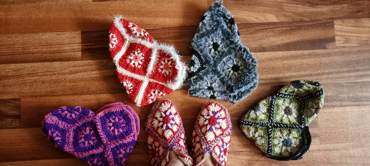 Люблю такой вид носков. Они не имеют резинки. Очень удобны, когда ноги легко отекают. И тем, у кого артрит, очень облегчат жизнь, так как прикрывают щиколотки и когда встаёшь. С места, ноги сохраняют гибкость и нет боли.