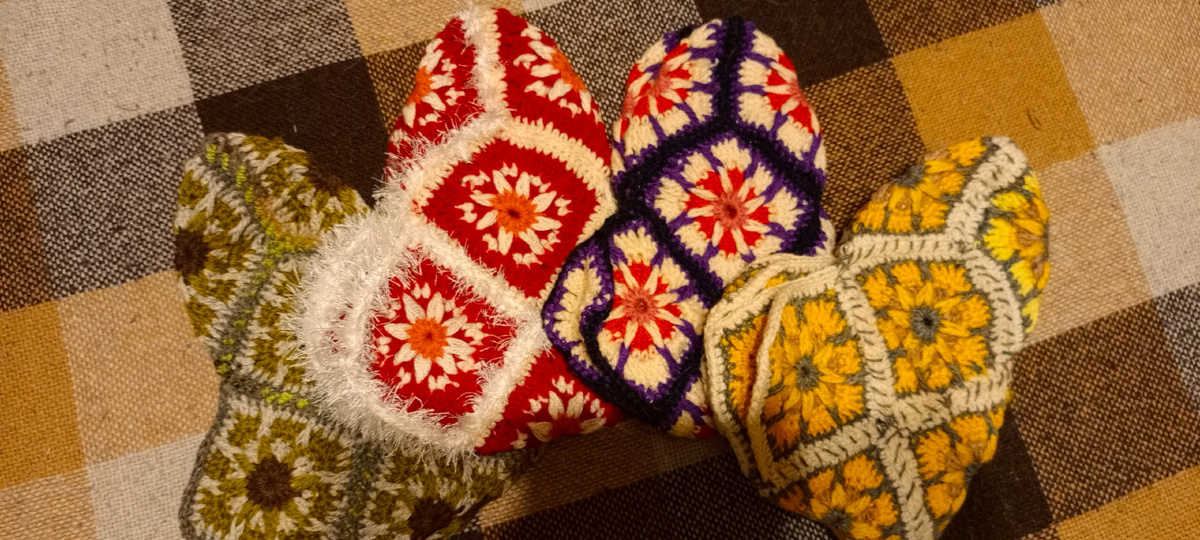 Постепенно вырастает горка связанного и уменьшаются икс клубки. 